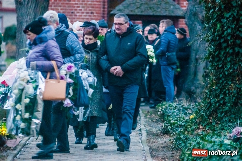 Zdjęcie w galerii na portalu naszraciborz.pl: Panie Darku, kto nas teraz będzie woził... Ostatnie pożegnanie śp. Dariusza Klimka wiadomości z regionu