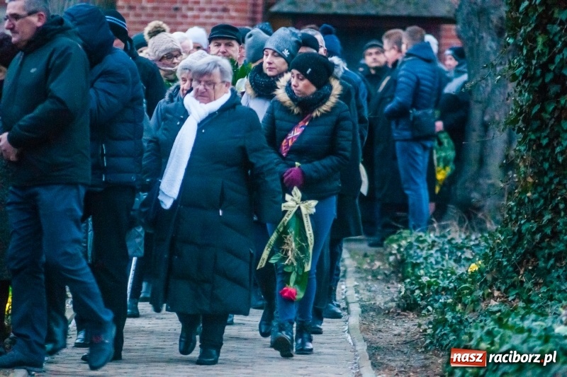 Zdjęcie w galerii na portalu naszraciborz.pl: Panie Darku, kto nas teraz będzie woził... Ostatnie pożegnanie śp. Dariusza Klimka wiadomości z regionu