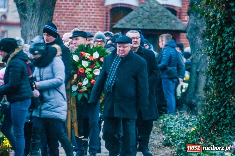 Zdjęcie w galerii na portalu naszraciborz.pl: Panie Darku, kto nas teraz będzie woził... Ostatnie pożegnanie śp. Dariusza Klimka wiadomości z regionu