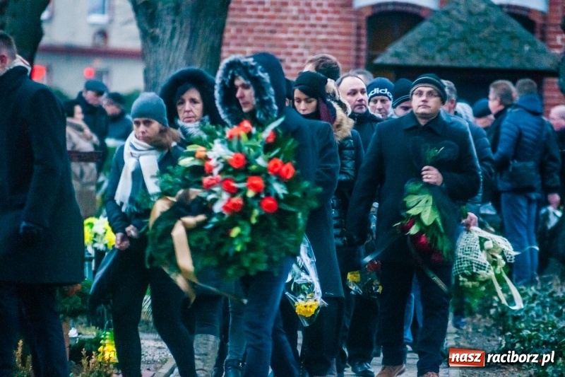 Zdjęcie w galerii na portalu naszraciborz.pl: Panie Darku, kto nas teraz będzie woził... Ostatnie pożegnanie śp. Dariusza Klimka wiadomości z regionu