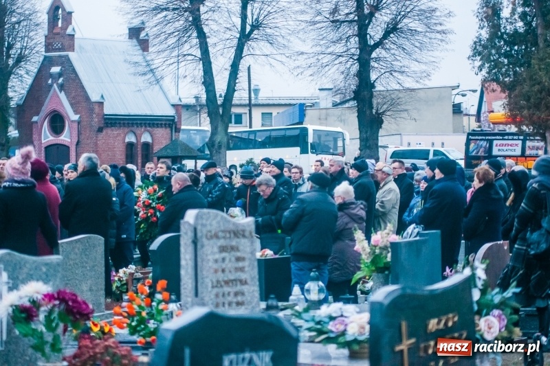 Zdjęcie w galerii na portalu naszraciborz.pl: Panie Darku, kto nas teraz będzie woził... Ostatnie pożegnanie śp. Dariusza Klimka wiadomości z regionu