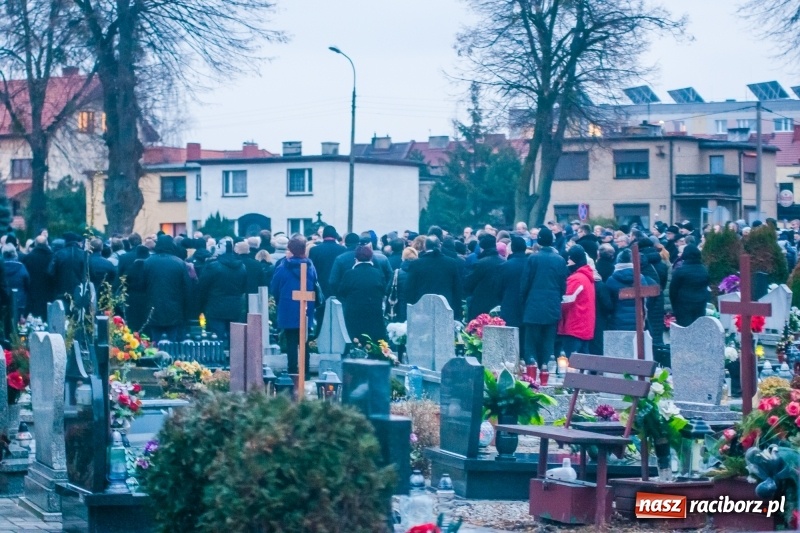 Zdjęcie w galerii na portalu naszraciborz.pl: Panie Darku, kto nas teraz będzie woził... Ostatnie pożegnanie śp. Dariusza Klimka wiadomości z regionu