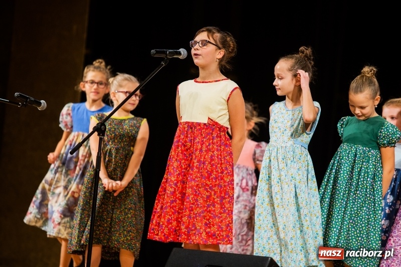 Zdjęcie w galerii na portalu naszraciborz.pl: Koncert Świąteczny Stowarzyszenia Bajtel w RCK wiadomości z regionu