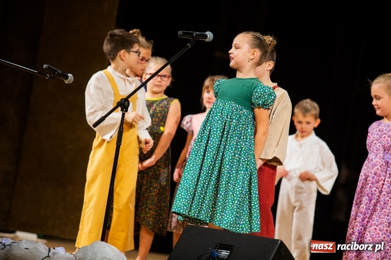 Zdjęcie w galerii na portalu naszraciborz.pl: Koncert Świąteczny Stowarzyszenia Bajtel w RCK wiadomości z regionu