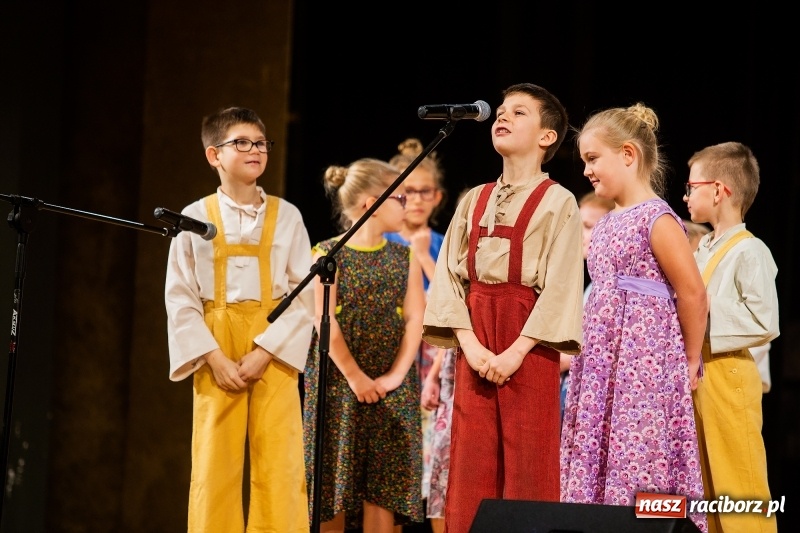 Zdjęcie w galerii na portalu naszraciborz.pl: Koncert Świąteczny Stowarzyszenia Bajtel w RCK wiadomości z regionu