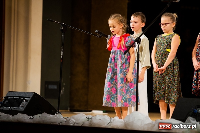 Zdjęcie w galerii na portalu naszraciborz.pl: Koncert Świąteczny Stowarzyszenia Bajtel w RCK wiadomości z regionu