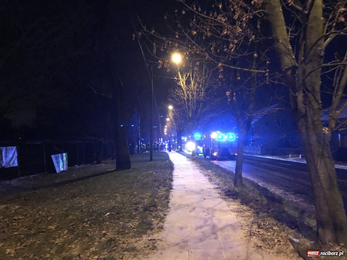 Zdjęcie w galerii na portalu naszraciborz.pl: Pożar na Rybnickiej. Ewakuowano mieszkańców budynku FOTO i WIDEO wiadomości z regionu