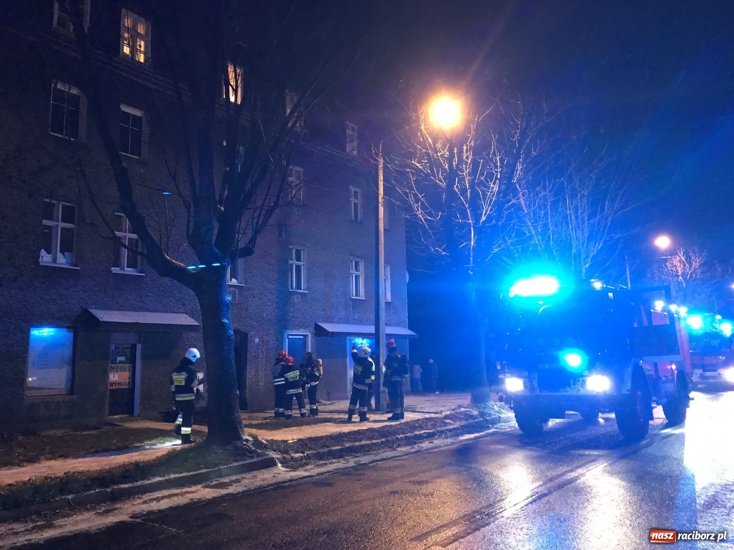 Zdjęcie w galerii na portalu naszraciborz.pl: Pożar na Rybnickiej. Ewakuowano mieszkańców budynku FOTO i WIDEO wiadomości z regionu