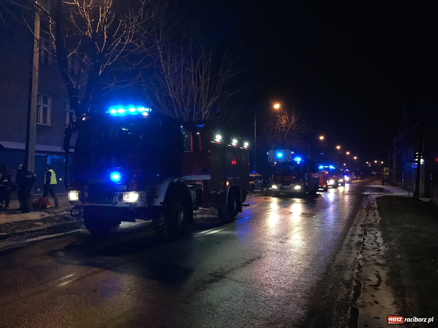 Zdjęcie w galerii na portalu naszraciborz.pl: Pożar na Rybnickiej. Ewakuowano mieszkańców budynku FOTO i WIDEO wiadomości z regionu