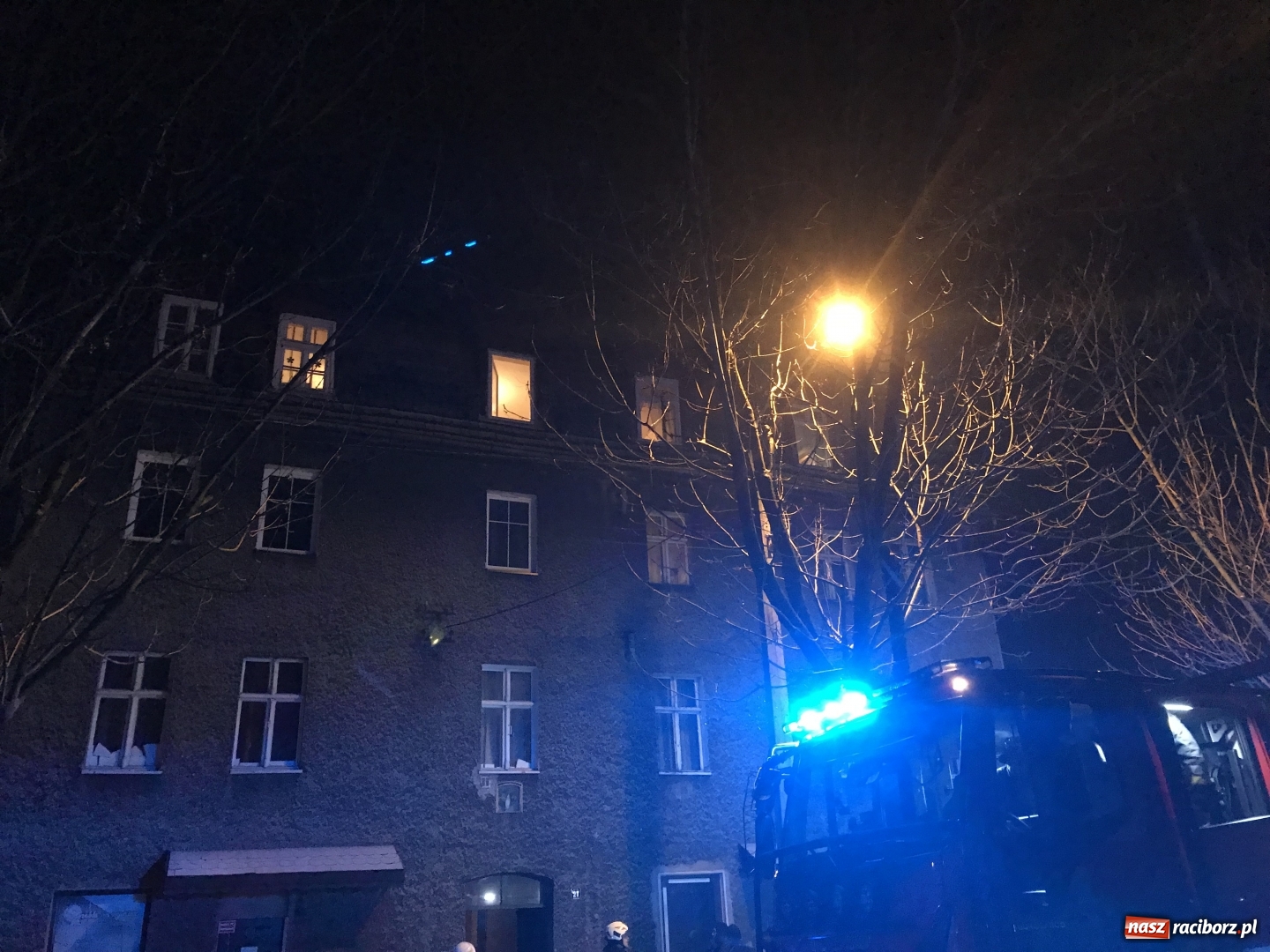 Zdjęcie w galerii na portalu naszraciborz.pl: Pożar na Rybnickiej. Ewakuowano mieszkańców budynku FOTO i WIDEO wiadomości z regionu