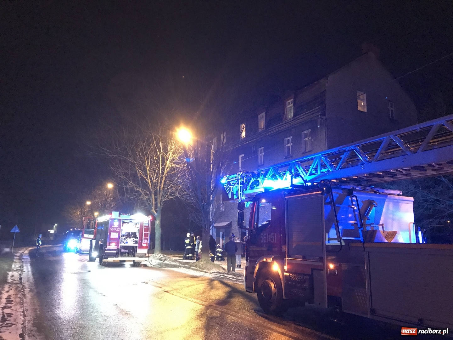Zdjęcie w galerii na portalu naszraciborz.pl: Pożar na Rybnickiej. Ewakuowano mieszkańców budynku FOTO i WIDEO wiadomości z regionu