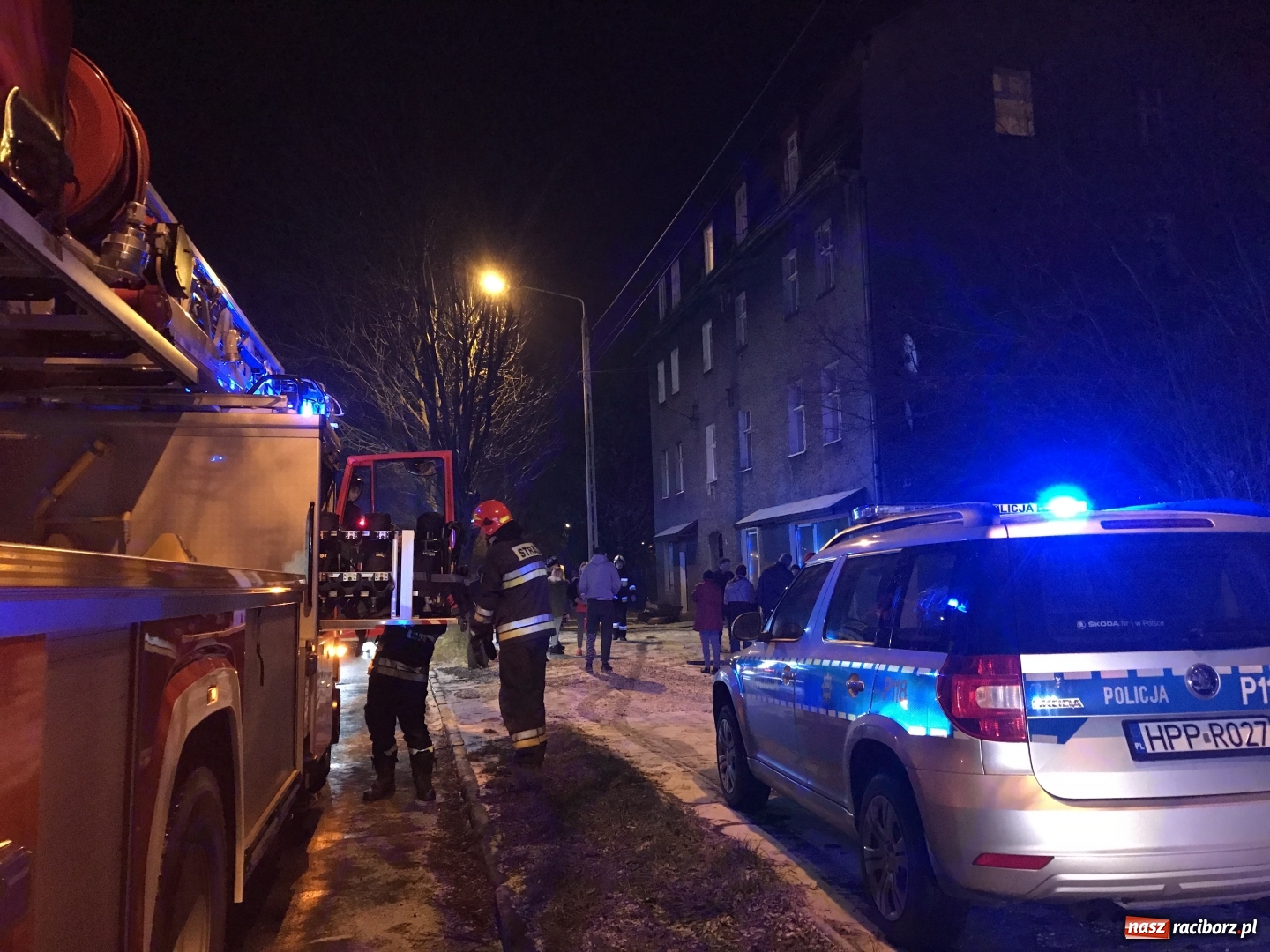 Zdjęcie w galerii na portalu naszraciborz.pl: Pożar na Rybnickiej. Ewakuowano mieszkańców budynku FOTO i WIDEO wiadomości z regionu