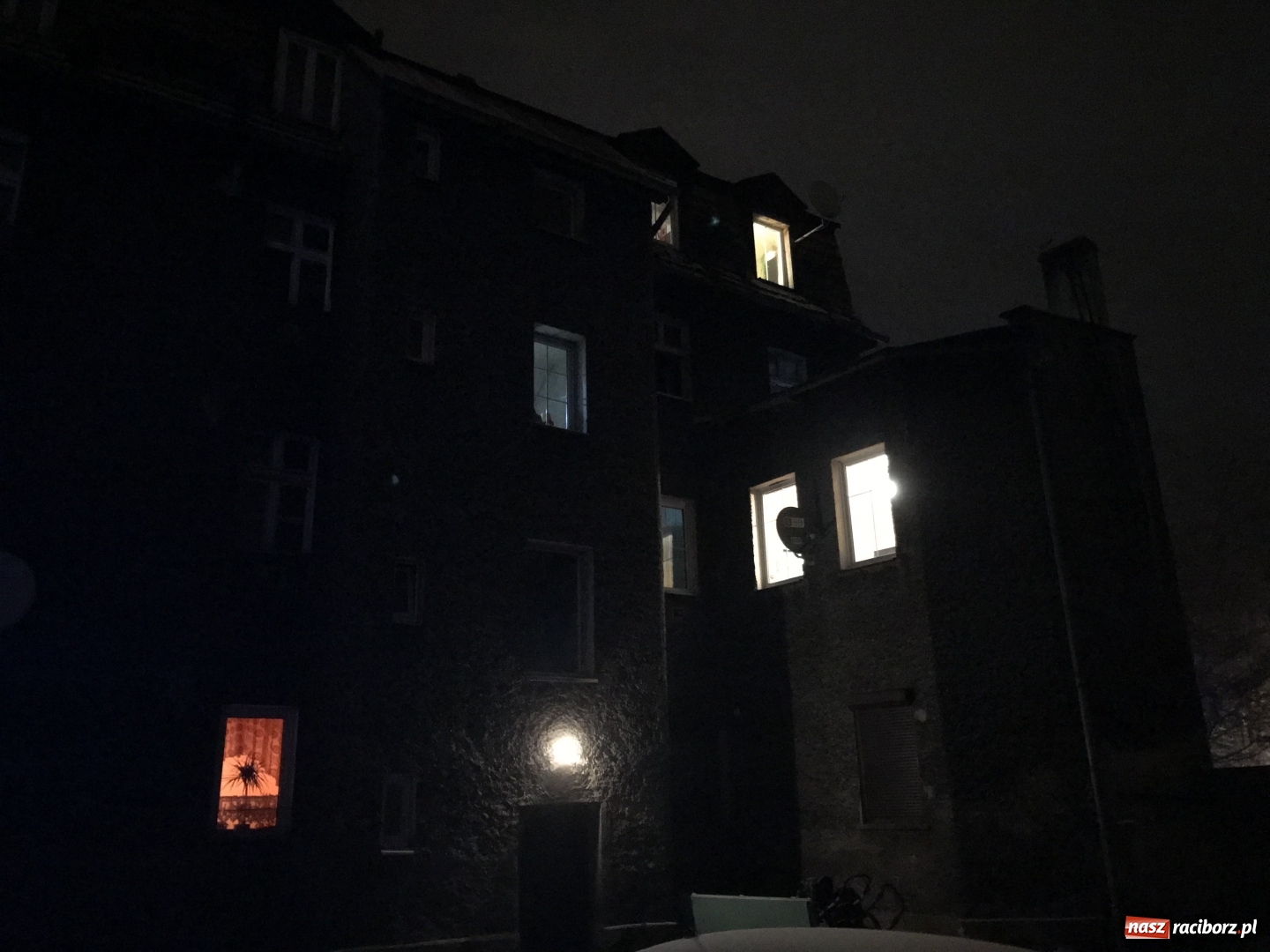 Zdjęcie w galerii na portalu naszraciborz.pl: Pożar na Rybnickiej. Ewakuowano mieszkańców budynku FOTO i WIDEO wiadomości z regionu