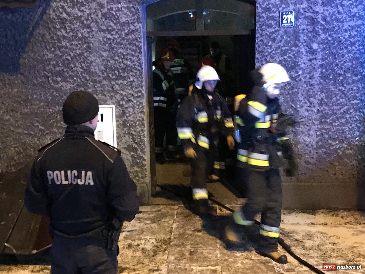 Zdjęcie w galerii na portalu naszraciborz.pl: Pożar na Rybnickiej. Ewakuowano mieszkańców budynku FOTO i WIDEO wiadomości z regionu