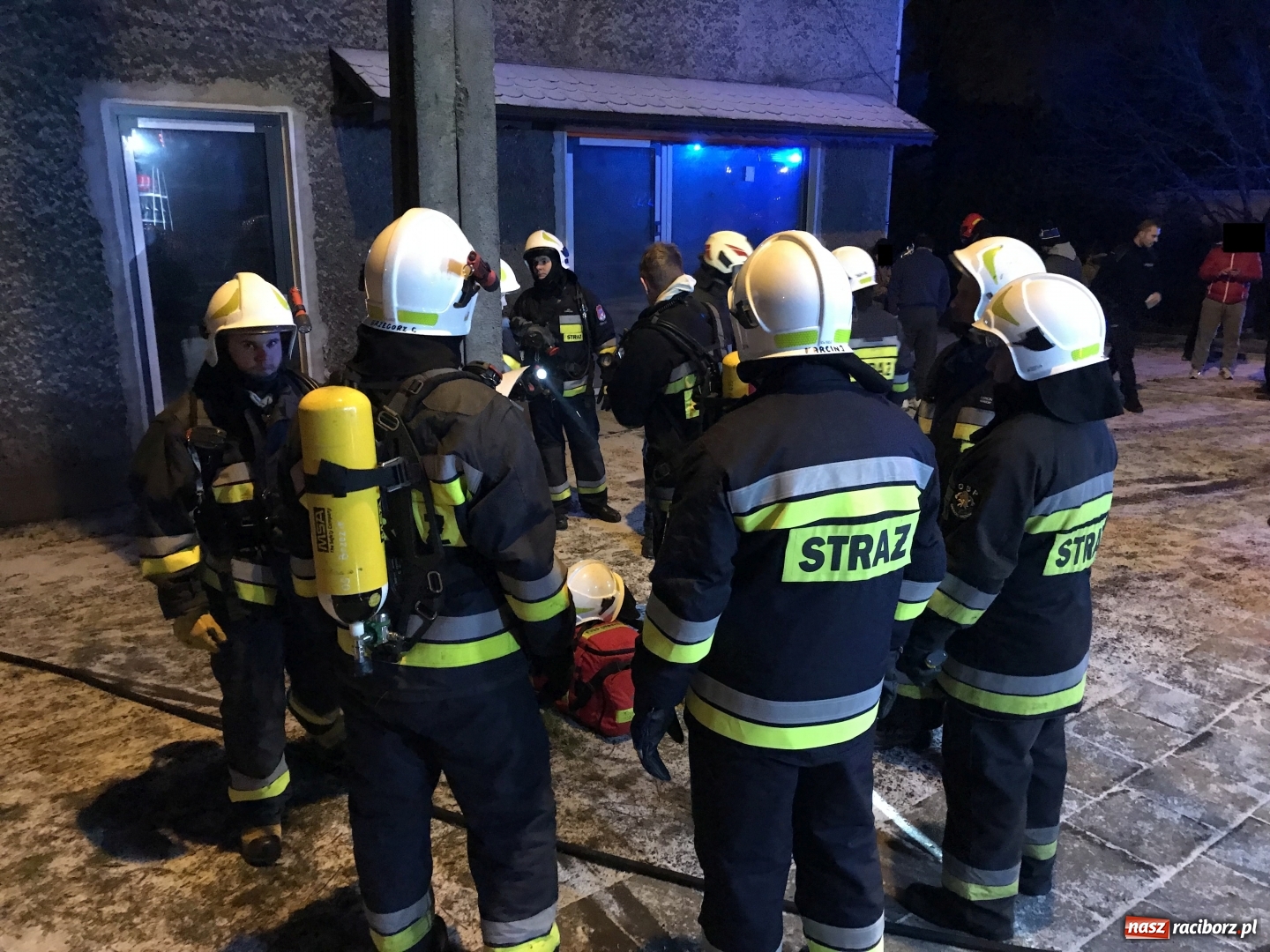 Zdjęcie w galerii na portalu naszraciborz.pl: Pożar na Rybnickiej. Ewakuowano mieszkańców budynku FOTO i WIDEO wiadomości z regionu