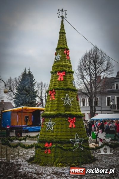 Zdjęcie w galerii na portalu naszraciborz.pl: W Krzanowicach gotowi na Boże Narodzenie. Dziś na rynku odbyło się rozpalenie choinki  wiadomości z regionu