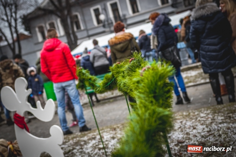 Zdjęcie w galerii na portalu naszraciborz.pl: W Krzanowicach gotowi na Boże Narodzenie. Dziś na rynku odbyło się rozpalenie choinki  wiadomości z regionu