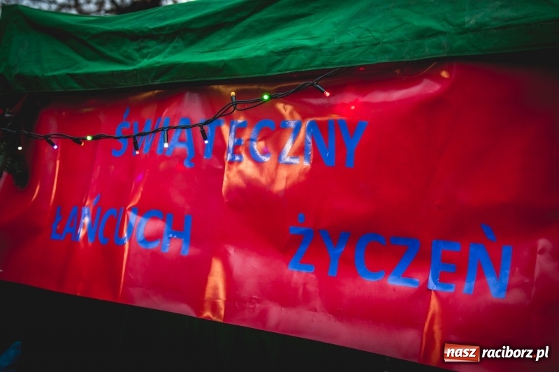 Zdjęcie w galerii na portalu naszraciborz.pl: W Krzanowicach gotowi na Boże Narodzenie. Dziś na rynku odbyło się rozpalenie choinki  wiadomości z regionu