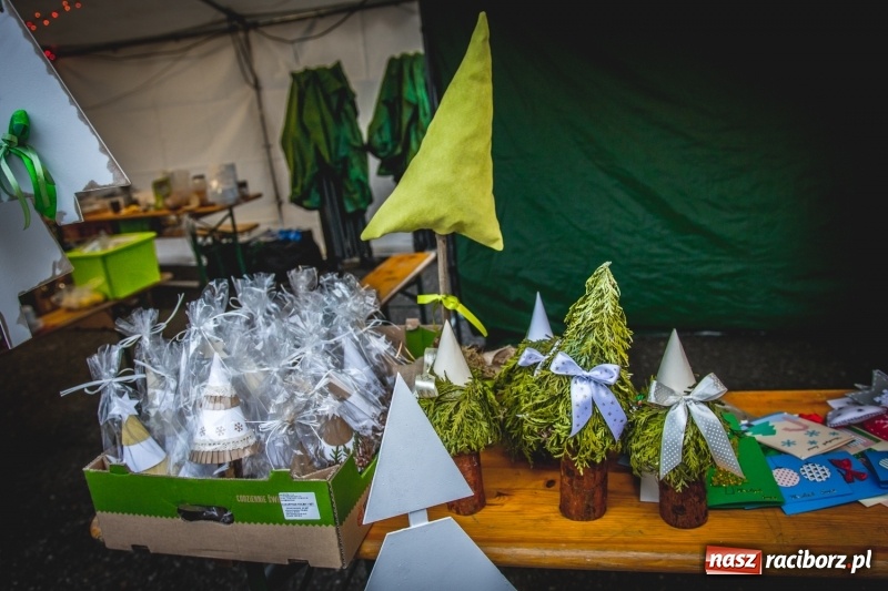 Zdjęcie w galerii na portalu naszraciborz.pl: W Krzanowicach gotowi na Boże Narodzenie. Dziś na rynku odbyło się rozpalenie choinki  wiadomości z regionu