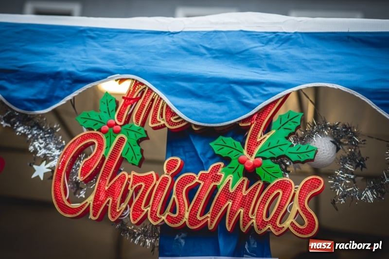 Zdjęcie w galerii na portalu naszraciborz.pl: W Krzanowicach gotowi na Boże Narodzenie. Dziś na rynku odbyło się rozpalenie choinki  wiadomości z regionu