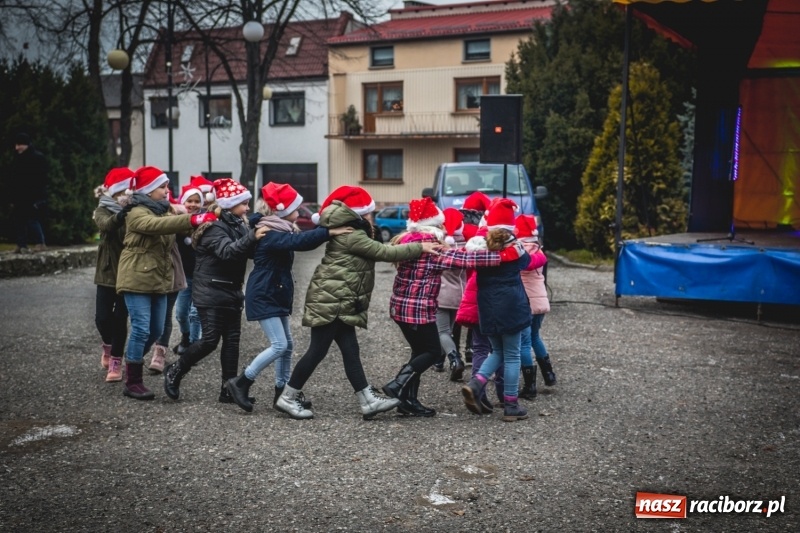 Zdjęcie w galerii na portalu naszraciborz.pl: W Krzanowicach gotowi na Boże Narodzenie. Dziś na rynku odbyło się rozpalenie choinki  wiadomości z regionu