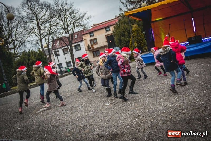 Zdjęcie w galerii na portalu naszraciborz.pl: W Krzanowicach gotowi na Boże Narodzenie. Dziś na rynku odbyło się rozpalenie choinki  wiadomości z regionu