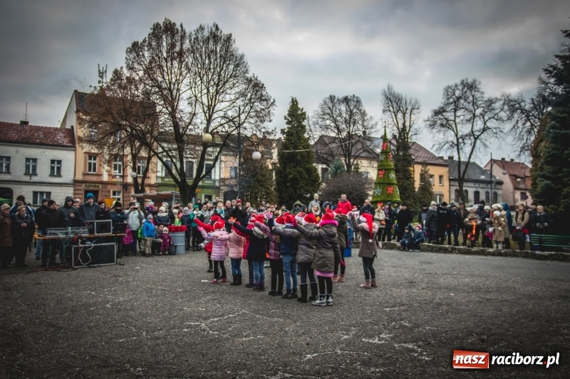 Zdjęcie w galerii na portalu naszraciborz.pl: W Krzanowicach gotowi na Boże Narodzenie. Dziś na rynku odbyło się rozpalenie choinki  wiadomości z regionu