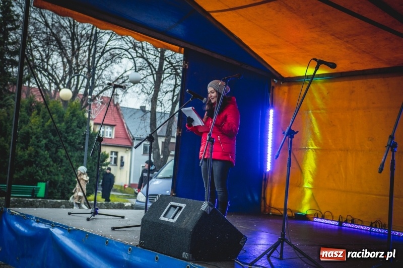 Zdjęcie w galerii na portalu naszraciborz.pl: W Krzanowicach gotowi na Boże Narodzenie. Dziś na rynku odbyło się rozpalenie choinki  wiadomości z regionu