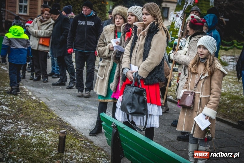 Zdjęcie w galerii na portalu naszraciborz.pl: W Krzanowicach gotowi na Boże Narodzenie. Dziś na rynku odbyło się rozpalenie choinki  wiadomości z regionu