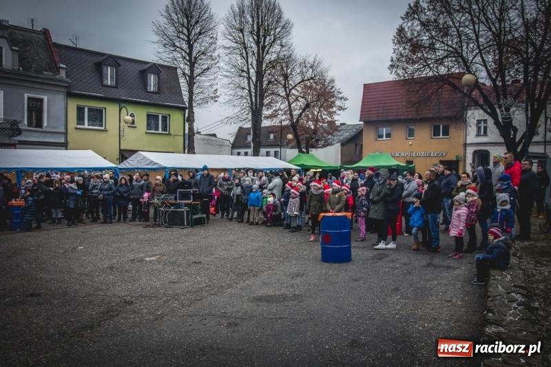 Zdjęcie w galerii na portalu naszraciborz.pl: W Krzanowicach gotowi na Boże Narodzenie. Dziś na rynku odbyło się rozpalenie choinki  wiadomości z regionu
