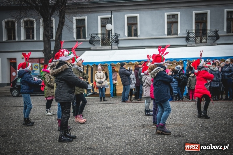 Zdjęcie w galerii na portalu naszraciborz.pl: W Krzanowicach gotowi na Boże Narodzenie. Dziś na rynku odbyło się rozpalenie choinki  wiadomości z regionu