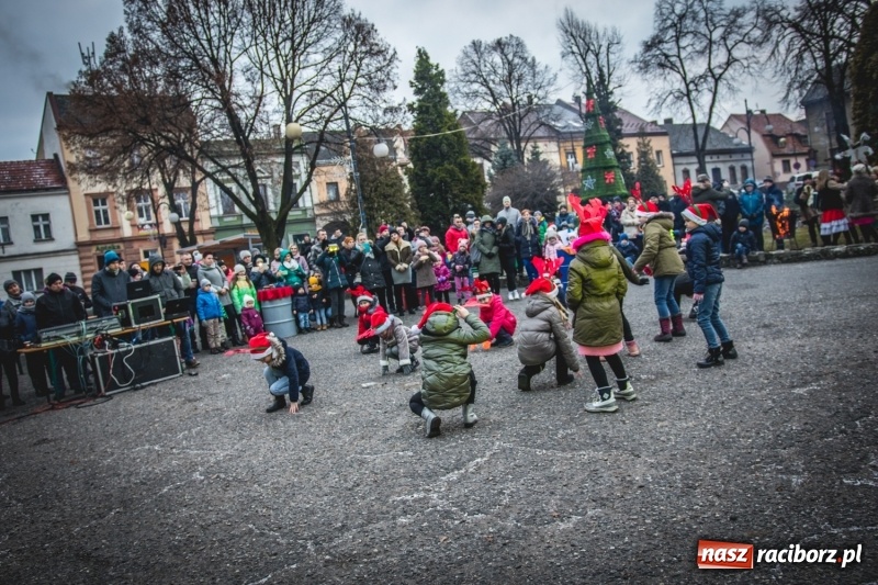 Zdjęcie w galerii na portalu naszraciborz.pl: W Krzanowicach gotowi na Boże Narodzenie. Dziś na rynku odbyło się rozpalenie choinki  wiadomości z regionu