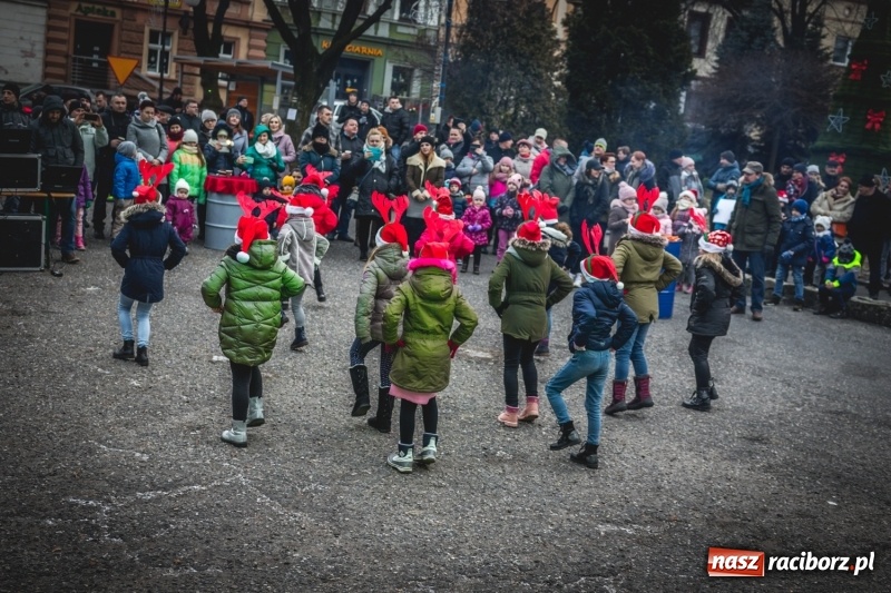 Zdjęcie w galerii na portalu naszraciborz.pl: W Krzanowicach gotowi na Boże Narodzenie. Dziś na rynku odbyło się rozpalenie choinki  wiadomości z regionu