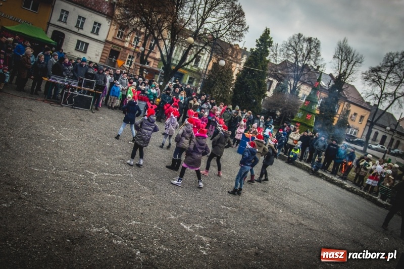 Zdjęcie w galerii na portalu naszraciborz.pl: W Krzanowicach gotowi na Boże Narodzenie. Dziś na rynku odbyło się rozpalenie choinki  wiadomości z regionu