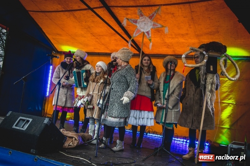 Zdjęcie w galerii na portalu naszraciborz.pl: W Krzanowicach gotowi na Boże Narodzenie. Dziś na rynku odbyło się rozpalenie choinki  wiadomości z regionu