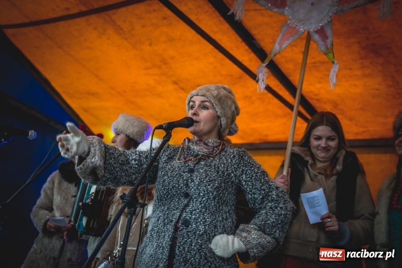 Zdjęcie w galerii na portalu naszraciborz.pl: W Krzanowicach gotowi na Boże Narodzenie. Dziś na rynku odbyło się rozpalenie choinki  wiadomości z regionu