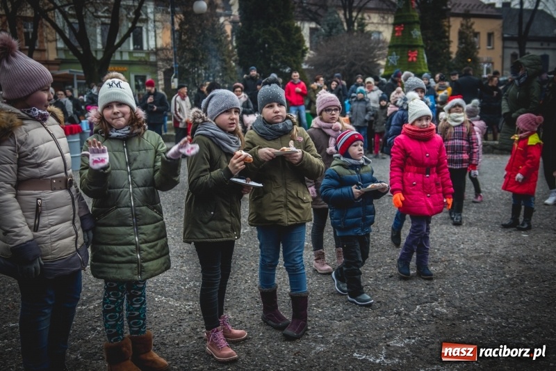 Zdjęcie w galerii na portalu naszraciborz.pl: W Krzanowicach gotowi na Boże Narodzenie. Dziś na rynku odbyło się rozpalenie choinki  wiadomości z regionu