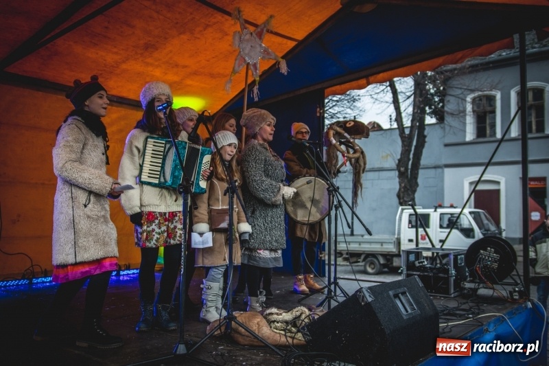 Zdjęcie w galerii na portalu naszraciborz.pl: W Krzanowicach gotowi na Boże Narodzenie. Dziś na rynku odbyło się rozpalenie choinki  wiadomości z regionu