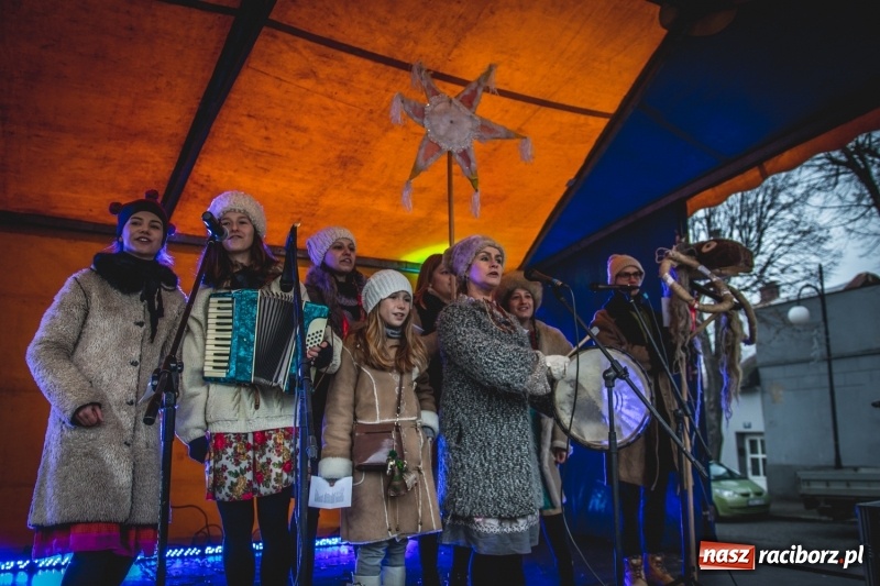 Zdjęcie w galerii na portalu naszraciborz.pl: W Krzanowicach gotowi na Boże Narodzenie. Dziś na rynku odbyło się rozpalenie choinki  wiadomości z regionu