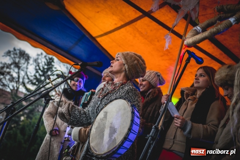 Zdjęcie w galerii na portalu naszraciborz.pl: W Krzanowicach gotowi na Boże Narodzenie. Dziś na rynku odbyło się rozpalenie choinki  wiadomości z regionu