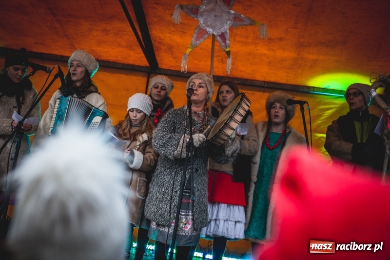 Zdjęcie w galerii na portalu naszraciborz.pl: W Krzanowicach gotowi na Boże Narodzenie. Dziś na rynku odbyło się rozpalenie choinki  wiadomości z regionu