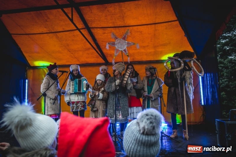 Zdjęcie w galerii na portalu naszraciborz.pl: W Krzanowicach gotowi na Boże Narodzenie. Dziś na rynku odbyło się rozpalenie choinki  wiadomości z regionu