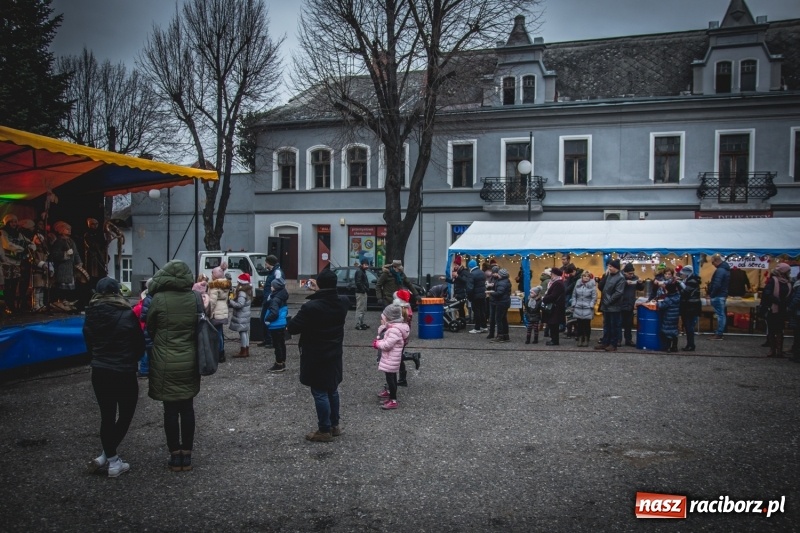 Zdjęcie w galerii na portalu naszraciborz.pl: W Krzanowicach gotowi na Boże Narodzenie. Dziś na rynku odbyło się rozpalenie choinki  wiadomości z regionu