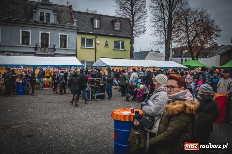 Zdjęcie w galerii na portalu naszraciborz.pl: W Krzanowicach gotowi na Boże Narodzenie. Dziś na rynku odbyło się rozpalenie choinki  wiadomości z regionu