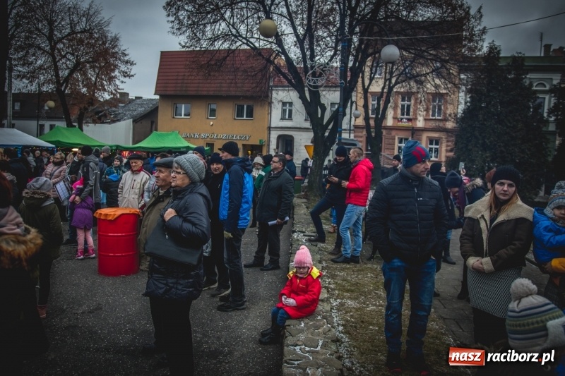 Zdjęcie w galerii na portalu naszraciborz.pl: W Krzanowicach gotowi na Boże Narodzenie. Dziś na rynku odbyło się rozpalenie choinki  wiadomości z regionu