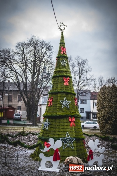 Zdjęcie w galerii na portalu naszraciborz.pl: W Krzanowicach gotowi na Boże Narodzenie. Dziś na rynku odbyło się rozpalenie choinki  wiadomości z regionu