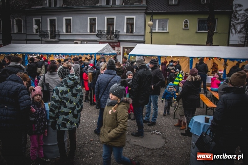 Zdjęcie w galerii na portalu naszraciborz.pl: W Krzanowicach gotowi na Boże Narodzenie. Dziś na rynku odbyło się rozpalenie choinki  wiadomości z regionu