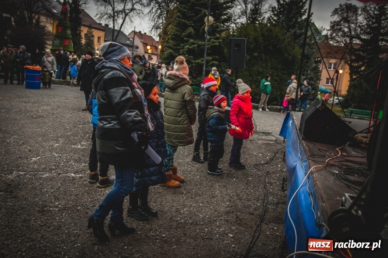 Zdjęcie w galerii na portalu naszraciborz.pl: W Krzanowicach gotowi na Boże Narodzenie. Dziś na rynku odbyło się rozpalenie choinki  wiadomości z regionu