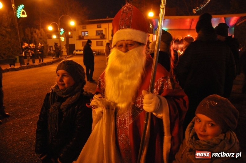 Zdjęcie w galerii na portalu naszraciborz.pl: W Krzanowicach gotowi na Boże Narodzenie. Dziś na rynku odbyło się rozpalenie choinki  wiadomości z regionu