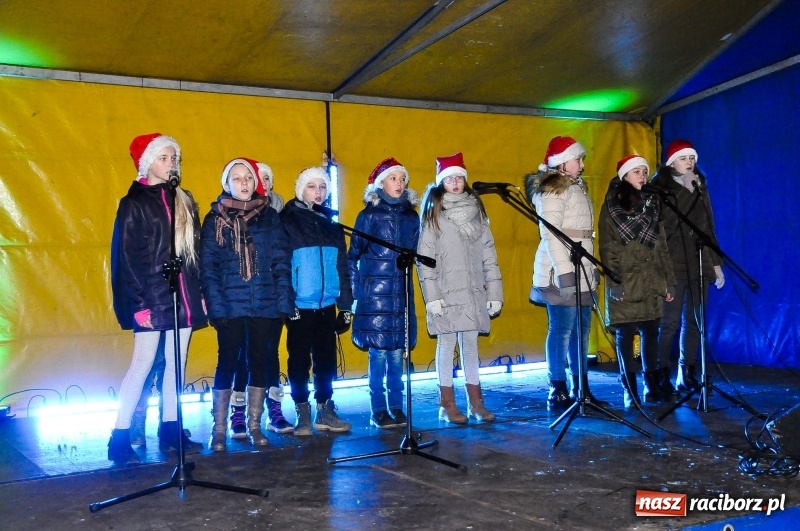 Zdjęcie w galerii na portalu naszraciborz.pl: W Krzanowicach gotowi na Boże Narodzenie. Dziś na rynku odbyło się rozpalenie choinki  wiadomości z regionu
